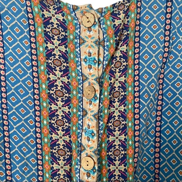 N.Y. Appeal: Buttoned Back Sleeveless Blouse - Picture 5 of 7